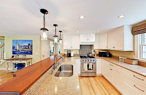 Harwich House | Beautiful remodel near Harwich Port - walk to Long Pond & Rail Trail