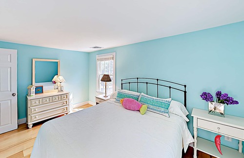 Harwich House | Beautiful remodel near Harwich Port - walk to Long Pond & Rail Trail