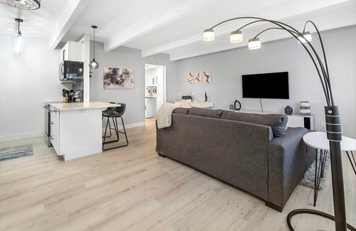 Englewood Condo | Beautiful remodeled 1-bedroom condo in Littleton/Englewood with Pool