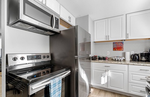 South Westside Apartment | Beautiful remodeled 2 bedroom, walking distance from Downtown with AC