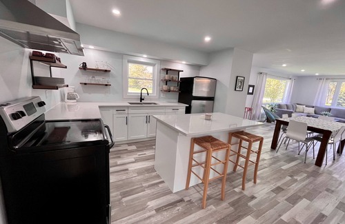 Zurich House | Beautiful renovated house 4 min drive to beach! Open tonight to Friday