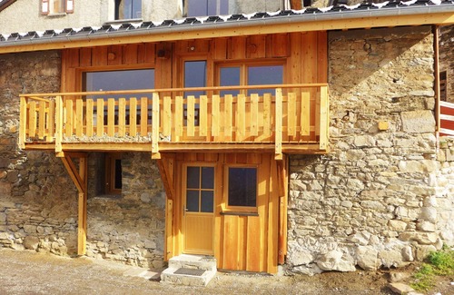 Oz Cottage | beautiful renovated mountain cottage for skiing, cycling, mountain biking, hiking