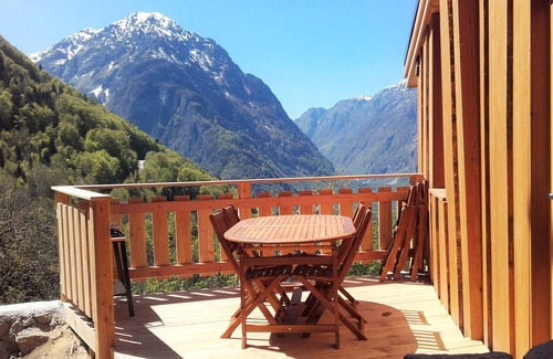 Oz Cottage | beautiful renovated mountain cottage for skiing, cycling, mountain biking, hiking