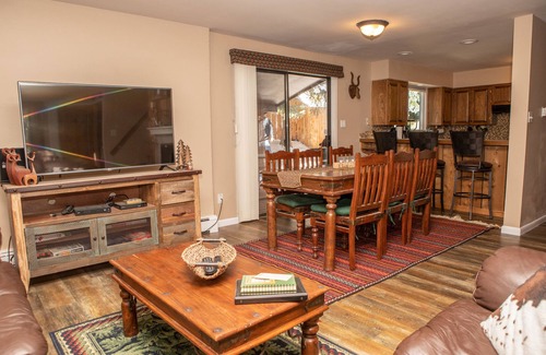 Vail House | Beautiful Renovated Townhome, Free parking, Patio & BBQ