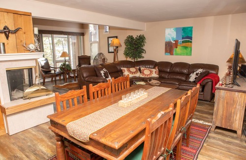 Vail House | Beautiful Renovated Townhome, Free parking, Patio & BBQ