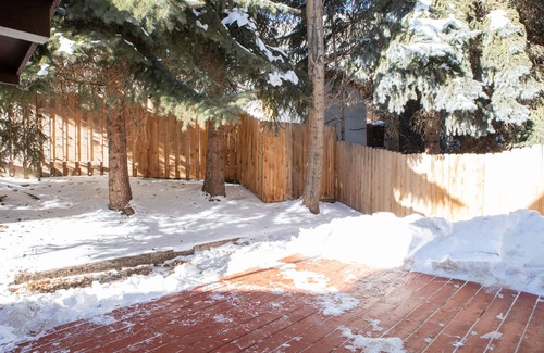 Vail House | Beautiful Renovated Townhome, Free parking, Patio & BBQ