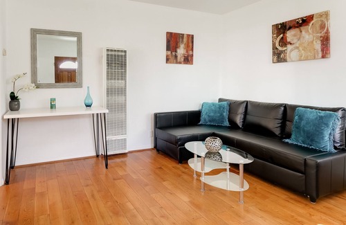 Valley Village Apartment | Beautiful & renovated Garden Apt in Valley Village