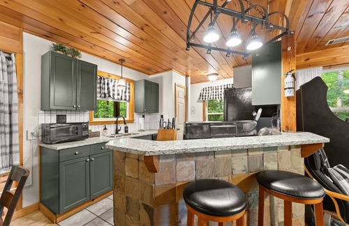 Helen Cabin | Beautiful Renovations, Hot Tub, Huge King Beds, Amenity Packed
