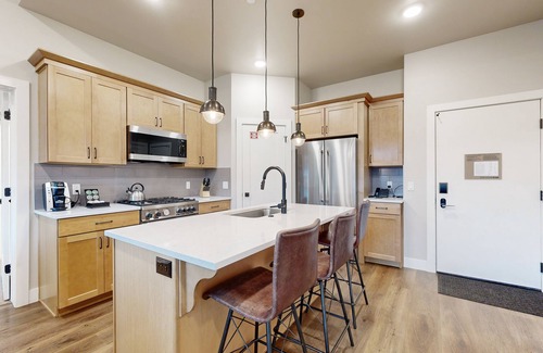 Park City Condo | Beautiful resort condo with pool, gym and mountain views
