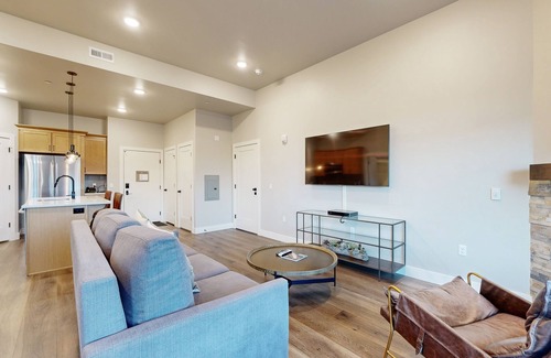 Park City Condo | Beautiful resort condo with pool, gym and mountain views
