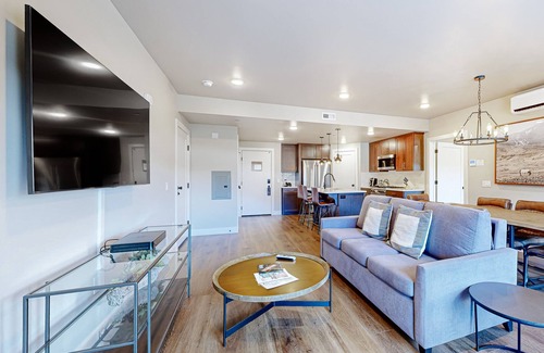 Park City Condo | Beautiful resort condo with pool, gym + rolling foothill views