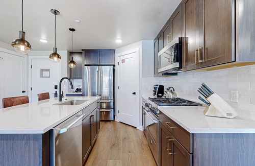 Park City Condo | Beautiful resort condo with pool, gym + rolling foothill views