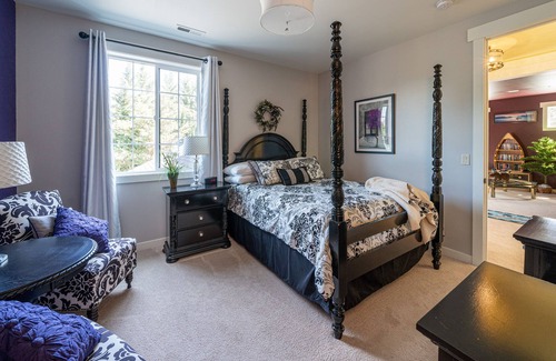 Manson House | Beautiful Resort Property - Lake front, pool, soaking tub and pool house