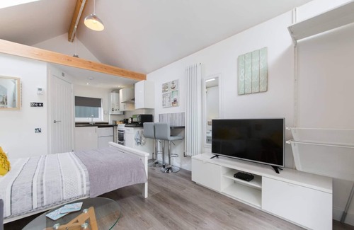 St Austell House | Beautiful Retreat for 2. Near Eden, Heligan & the coast.