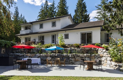 Sicamous House | Beautiful Retreat on the banks of the Eagle River