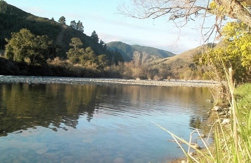 Woodstock Cottage | Beautiful river and mountain view farm cottage