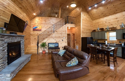 Luray Cabin | Beautiful River Front Cabin with Mountain views
