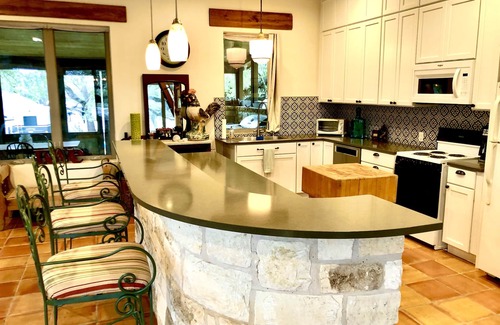 Pedernales Bend House | Beautiful River House-King Bed-Spacious Patio and Hot tub overlooking Lake