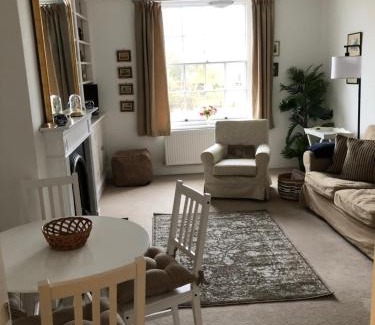 Upton upon Severn Apartment | Beautiful riverfront cosy one bedroom apartment