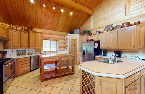 San Juan River Village Cabin | Beautiful Riverfront Log Cabin with Mountain Views, Firepit, and Gas Grill