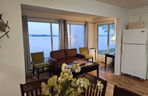 Clarence-Rockland Cottage | Beautiful riverfront cottage with dream views