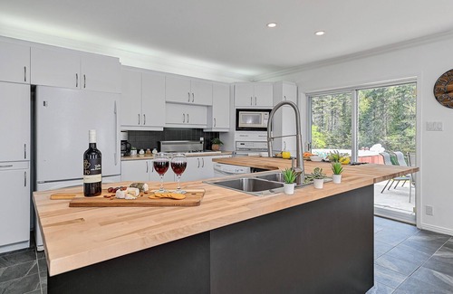 Saint Come Ski Chalet | Beautiful riverside cottage and spa!