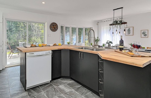 Saint Come Ski Chalet | Beautiful riverside cottage and spa!