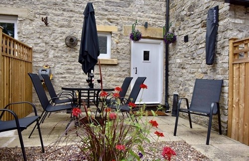 Hope Valley House | Beautiful riverside village cottage in the heart of the Peak District