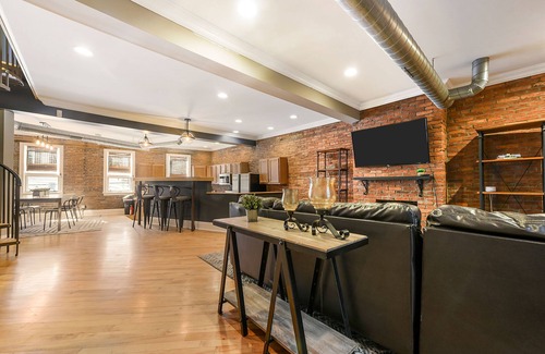 South Side Slopes House | Beautiful Rooftop Tranquility! 2 Car Garage! Sleeps +12!