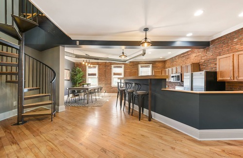 South Side Slopes House | Beautiful Rooftop Tranquility! 2 Car Garage! Sleeps +12!