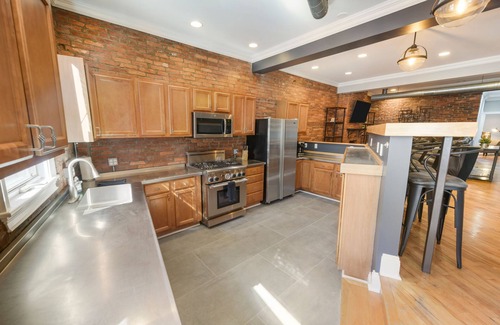 South Side Slopes House | Beautiful Rooftop Tranquility! 2 Car Garage! Sleeps +12!