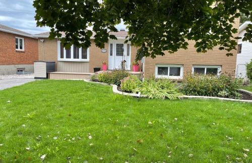 Ottawa Division House | Beautiful Room,23
