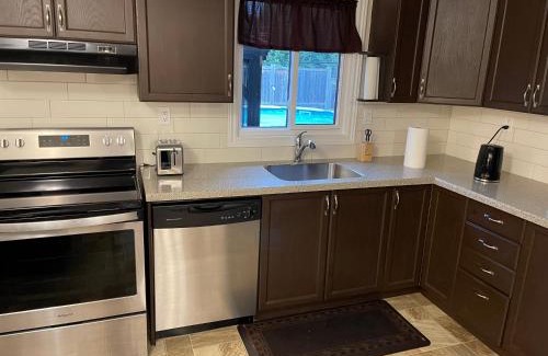 Ottawa Division House | Beautiful Room,23