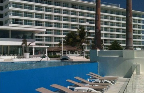 Punta Cancun Hotel | Beautiful room with sea view
