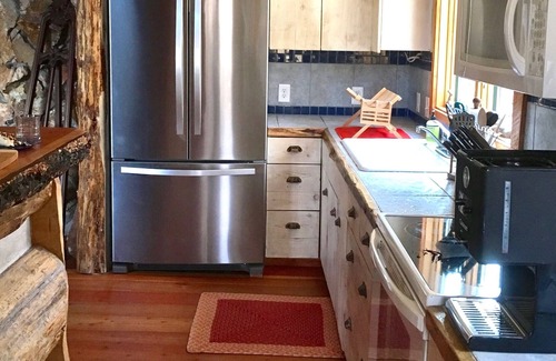 Afton Cabin | BEAUTIFUL RUSTIC MOUNTAIN CABIN-FAMILY OUTDOORS-ARTIST-PARADISE-4 bed 2 bath