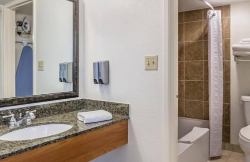 Wahweap Resort | Beautiful Scenery on Lake Powell! Pool, Parking, Fitness Center, Restaurant