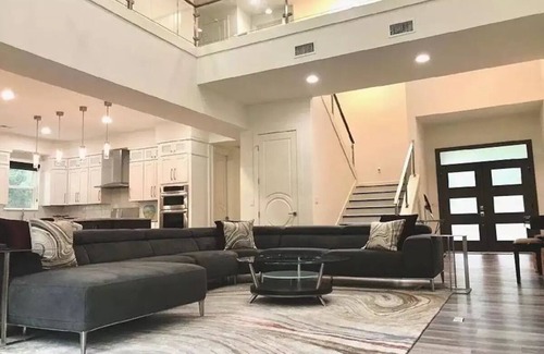 McMinnville House | Beautiful Scenic Mountain large room with Bluff, Creeks and Waterfall.