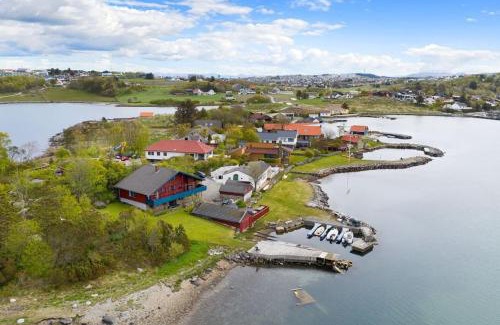 Kvernevick Villa | Beautiful Seafront Home, 5 Min to ONS