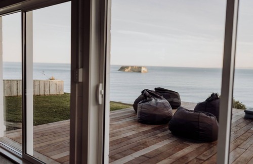 Hurunui District House | Beautiful seaside Bach with stunning views.Relax in the spa and soak in the view