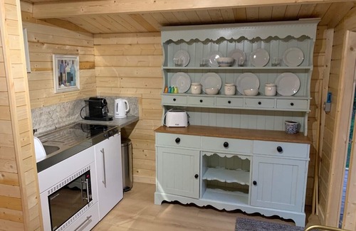 Sittingbourne Cabin | Beautiful secluded log cabin - in Kent orchard.
