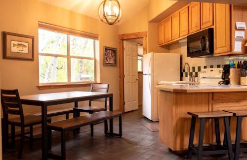 Salida House | Beautiful Secluded Cabin with a Hot Tub near Monarch Mountain in Colorado