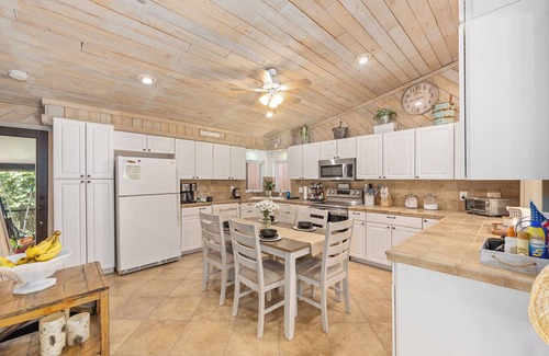 Dunnellon House | Beautiful secluded setting on the Rainbow River surrounded by state forest