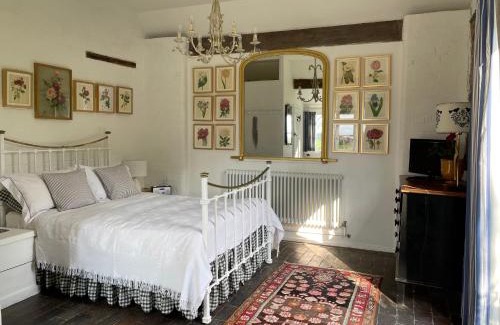 Wrinehill Apartment | Beautiful Self Contained Garden Room