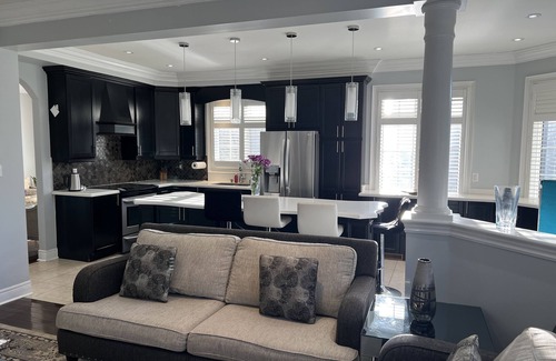 Churchill Meadows House | Beautiful Serene Home with a study room