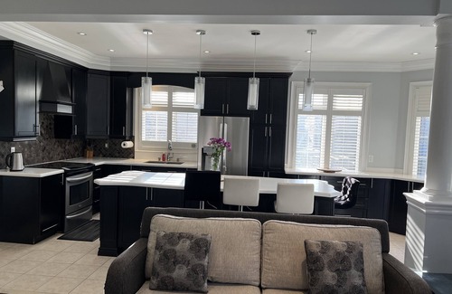 Churchill Meadows House | Beautiful Serene Home with a study room