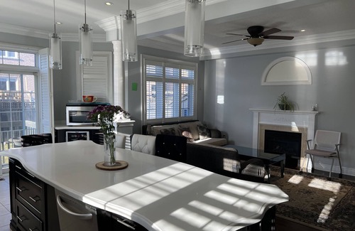 Churchill Meadows House | Beautiful Serene Home with a study room