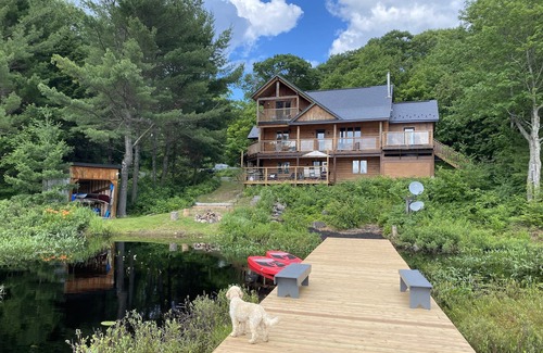 Seguin House | Beautiful serene lake house sitting on 40 acres in North Muskoka
