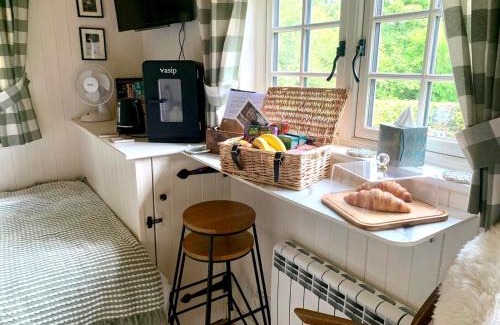 Weedon Lois House | Beautiful Shepherd's Hut - Lois Weedon