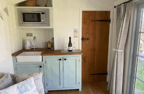 Netheravon Cabin | Beautiful Shepherds Hut B&B nr Stonehenge, Avebury, Salisbury, Bath - WiFi, TV