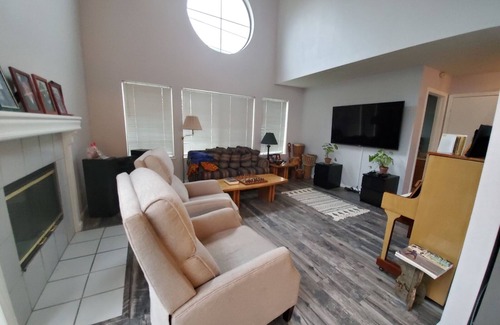 East Palo Alto House | Beautiful, Silicon Valley, 3 Bedroom, 2 Bath House